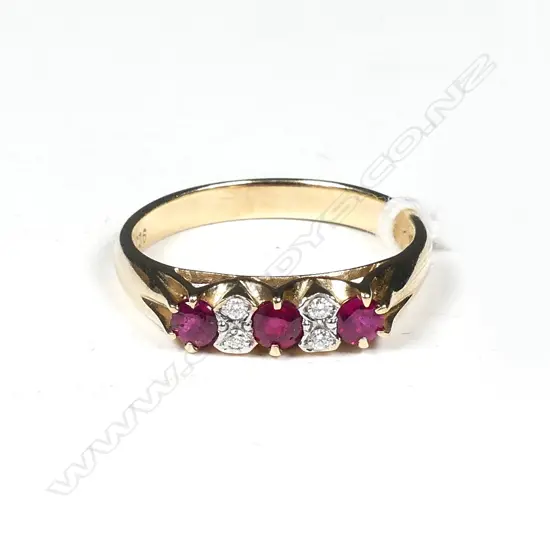 9CT GOLD, RUBY & DIAMOND RING, STAMPED 375, UK SIZE M-N, TOTAL WEIGHT 3GM