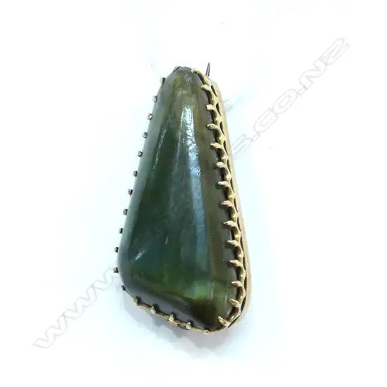 UNMARKED GOLD AND BOWENITE BROOCH 