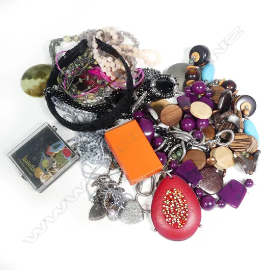 GOOD BAG LOT OF ASST HEAVY NECKLACES, BEADS & PENDANTS