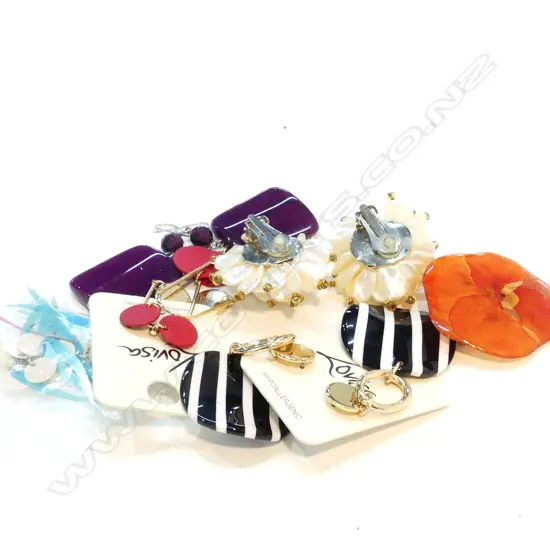 ASSORTED BAG OF EARRINGS & 1 BROOCH