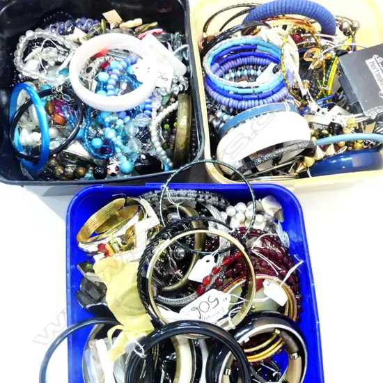 GOOD LG LOT COSTUME JEWELLERY; BRACELETS (185 PIECES)