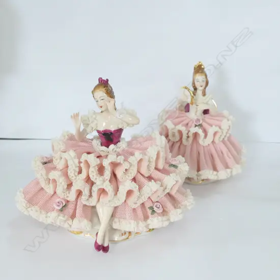 2 SEATED DRESDEN WOMAN H 160 MM