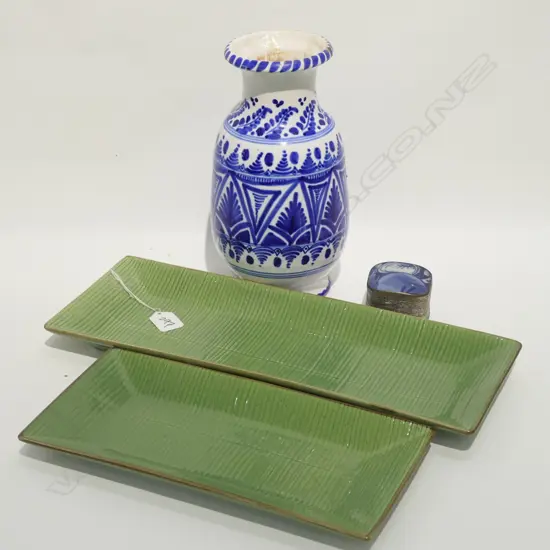 FOUR PIECES OF ASSORTED CHINA