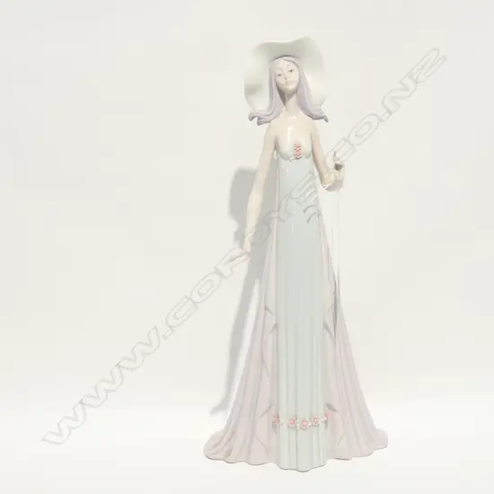 LLADRO TALL ELEGANT LADY 3 FINGERS A.F H.350mm