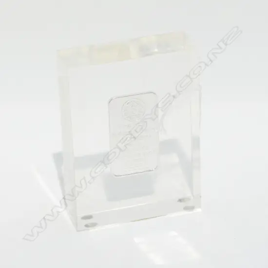 1ST NATIONAL BANK OF CHICAGO ONE ONCE SILVER INGOT MOUNTED IN PERSPEX