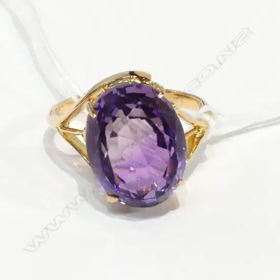 10CT GOLD AND AMETHYST RING