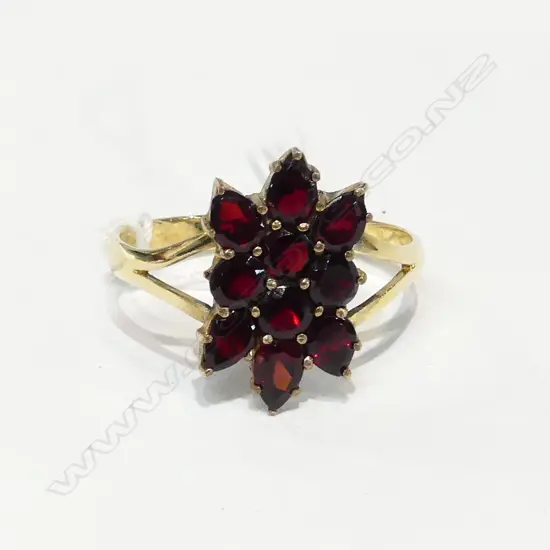 9ct GOLD AND GARNET RING
