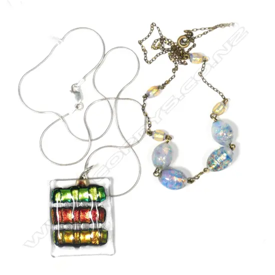 VENETIAN GLASS BEADS & MODERN RESIN PENDANT ON 9CT CHAIN 2.9gm(430MM)