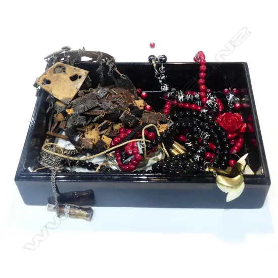 JAPANESE LACQUER JEWELLERY BOX WITH CONTENTS