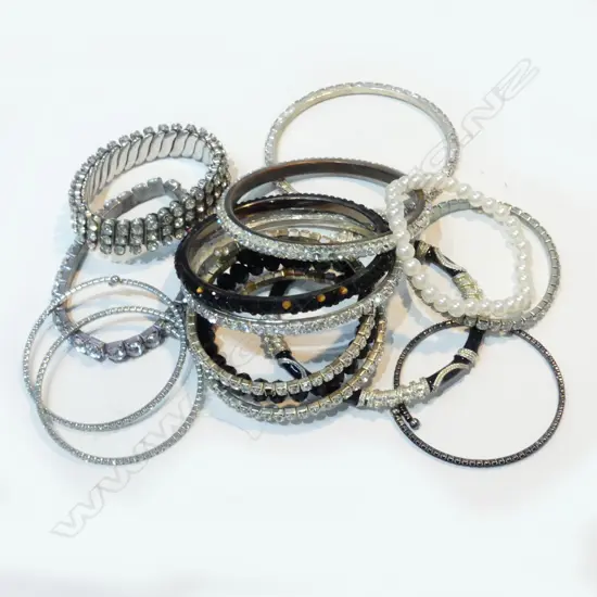 ASSORTED COSTUME JEWELLERY BRACELETS
