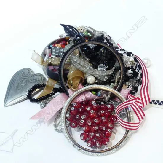 ASSORTED ITEMS COSTUME JEWELLERY