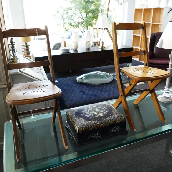 2 CHILDREN'S FOLDING CHAIRS