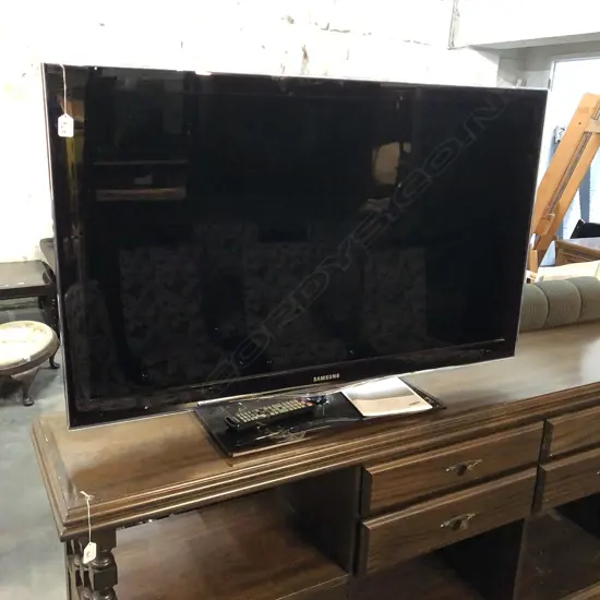 SAMSUNG L.C.D SERIES 6 45 INCH TV WITH REMOTE