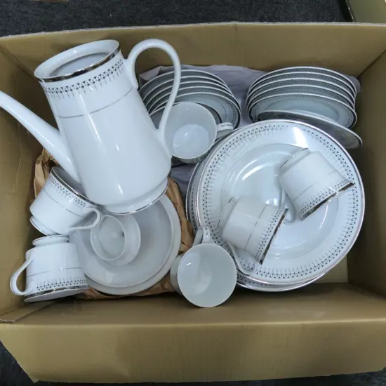 31 PCE HARBRO 'BLACK BURN' JAPAN; 6 MAIN PLATES, 5 ENTREE, 6 CUPS, 6 SAUCERS, 6 SIDE PLATES, TUREEN, COFFEE POT