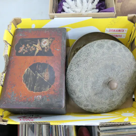 EASTERN ITEMS, VINTAGE JEWELLERY BOX AND BRASS LIDDED BOWL