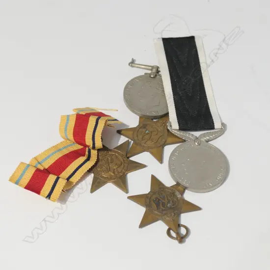 39-45 STAR, ITALY STAR, AFRICA STAR, NZ SERVICE MEDAL & WAR MEDAL (HANGER FAULTED)