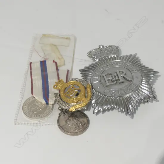 BRITISH POLICE CAP BADGE, ERII AND GVI 25th JUBILEE MEDALS + AUST ENG, CAP BADGE