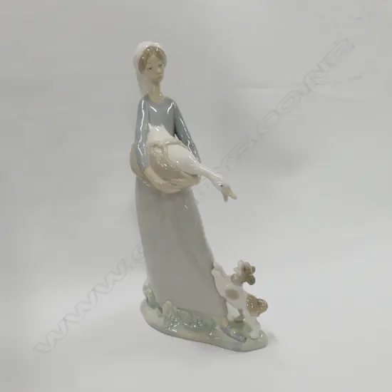 LLADRO GIRL WITH GOOSE H 280 MM