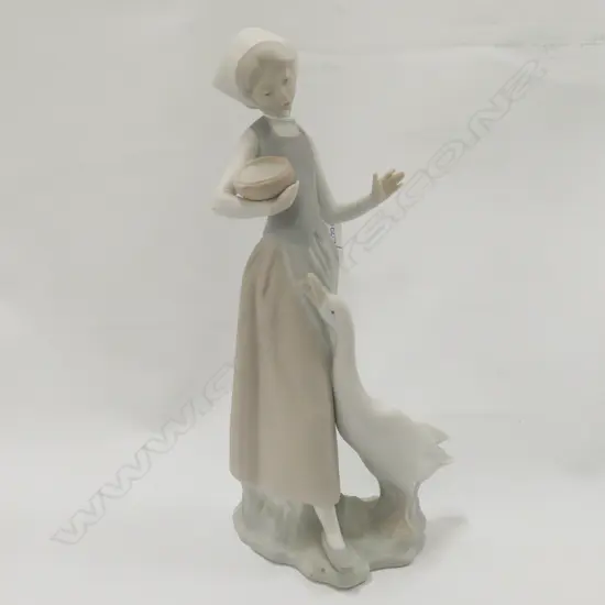 LLADRO FIGURE GIRL WITH GOOSE H 250 MM