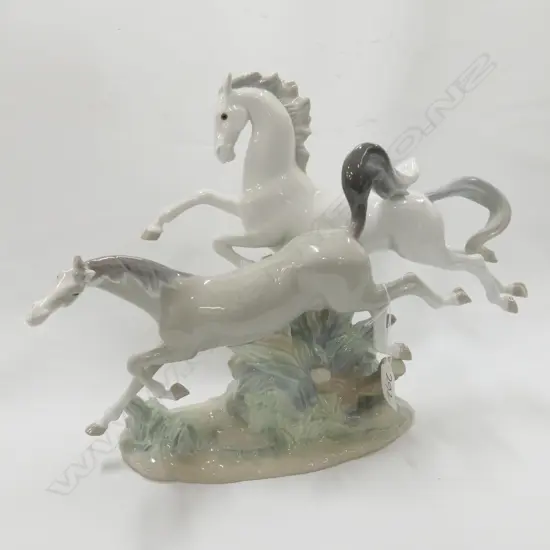 LLADRO PORCELAIN STUDY OF TWO HORSES H.270mm