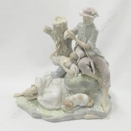 LLADRO PORCELAIN FIGURE GROUP - YOUNG LOVERS. H.260mm