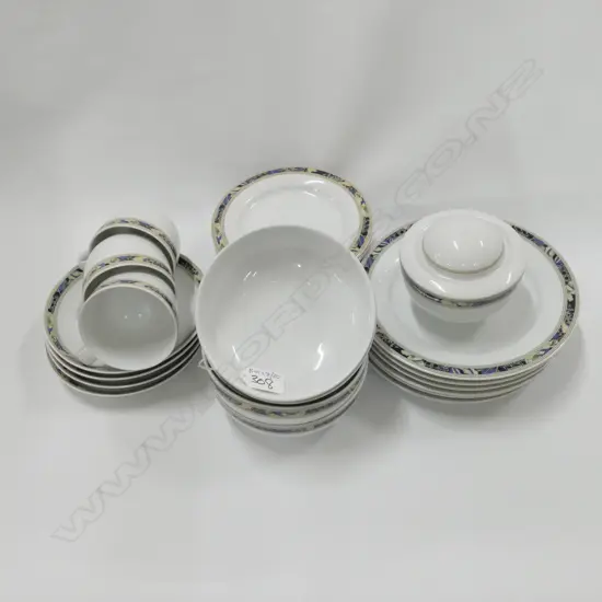 HUTSHENREUTHER PART DINNER SERVICE