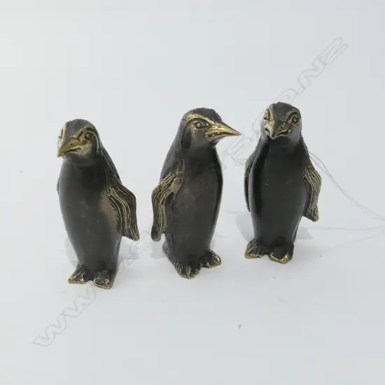 3 CAST BRONZE PENGUINS WITH POLISHED FEATURES H 70 MM