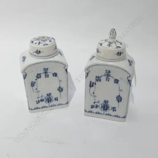 PAIR OF TEA CADDIES IN ONION FLOWER PATTERN ONE AF