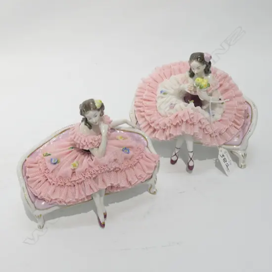  2 DRESDEN FIGURES WOMAN ON SOFAS L 170 MM