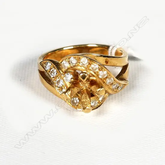 18K GOLD / DIAMOND RING CENTRE STONE MISSING
