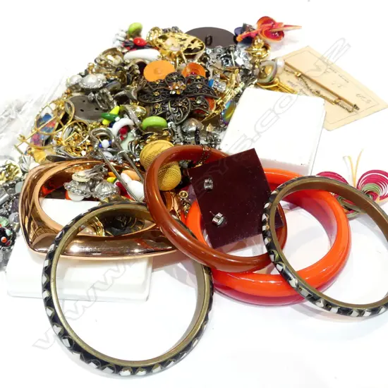 ASSORTED JEWELLERY, BANGLES/ EARRINGS ETC.