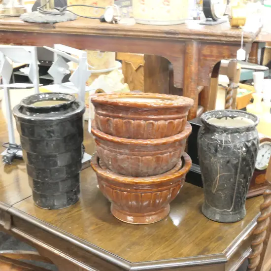 4 BROWN PLANT POTS + 3 BLACK PLANT POTS, LARGEST BEING H. 320MM