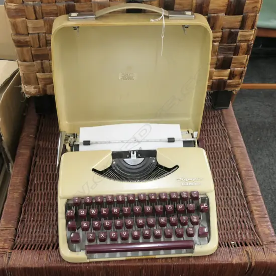 VINTAGE 'OLYMPIC SPLENDID 33' TYPEWRITER 
