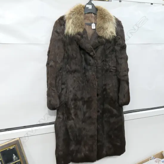 VINTAGE 3/4 LENGTH DARK FUR COAT WITH FOX COLLAR, SIZE APPROX L