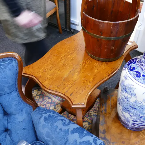 MOTTLED KAURI SIDE TABLE W STRETCHER BASE W. 580MM 