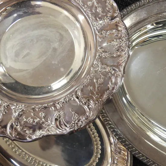 BOX LOT ASST. EP, DECANTERS, 6 GLASSES, ICE BUCKET, ART GLASS ETC