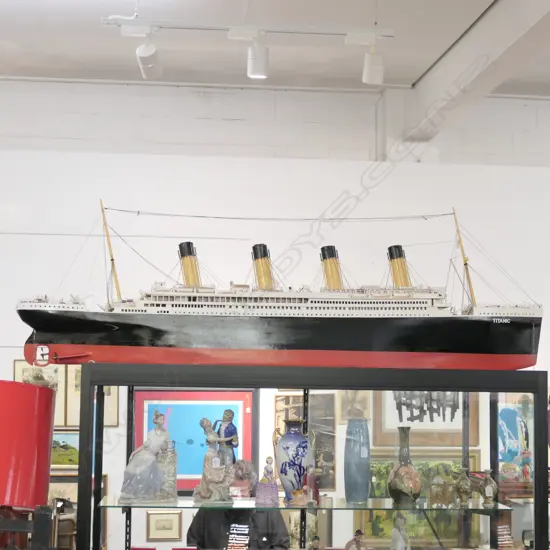 IMPRESSIVE MODEL OF THE TITANIC L. 1800mm