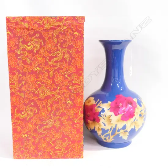 LARGE BLUE CHINESE VASE