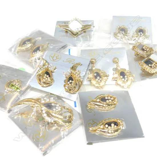 BAG OF COSTUME JEWELLERY, EARRINGS/ BROOCHES