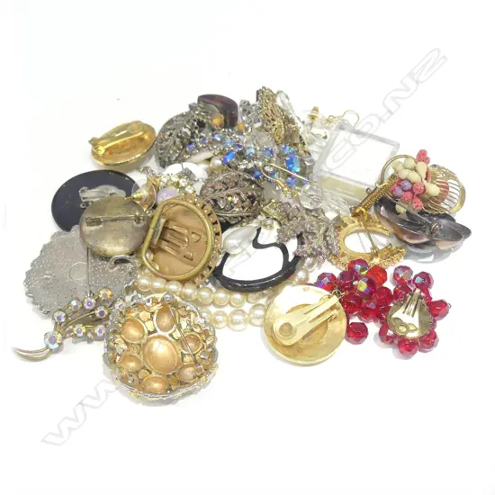 BAG OF ASSORT COSTUME JEWELLERY