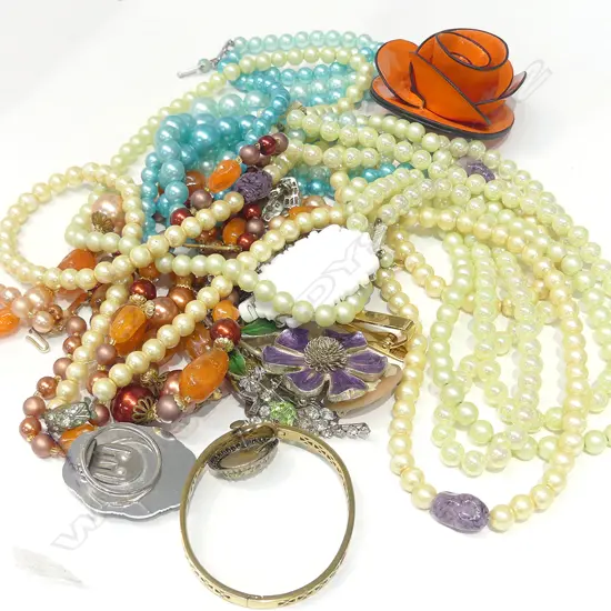 BAG OF ASSORT COSTUME JEWELLERY