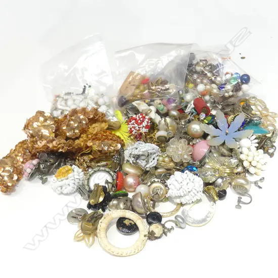 LOT ASST COSTUME JEWELLERY
