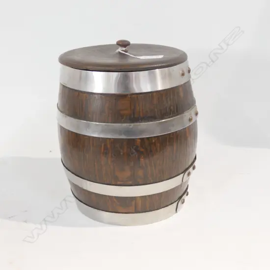SMALL OAK LIDDED BARREL