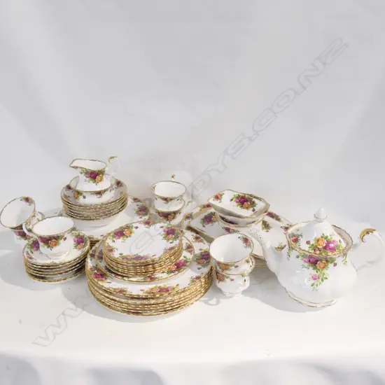 ROYAL ALBERT OLD COUNTRY ROSES, 51 PCE  DINNER SERVICE