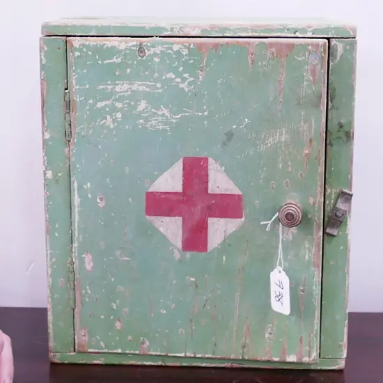 OLD FIRST AID BOX WALL MOUNTING + 'FIRST AID MANUAL' 240X 130X280mm