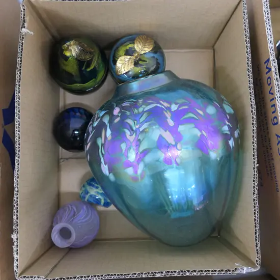 LOT ASST ART GLASS INCL. LARGE SIGNED VASE H. 225MM