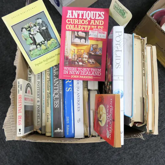 LOT ANTIQUE COLLECTERS BOOKS + MINI MANAUAL