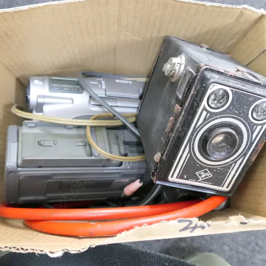 LOT CAM CORDER/BOX BROWNIE ETC