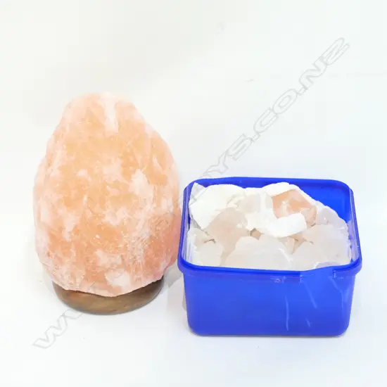 LOT ASST CRYSTALS + PART SALT LAMP