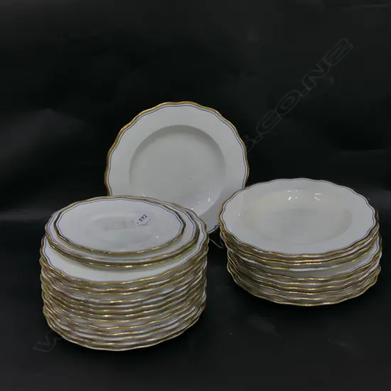 24 19TH CENT. PLATES AND THREE OVAL SIDE PLATES 260MM DIA